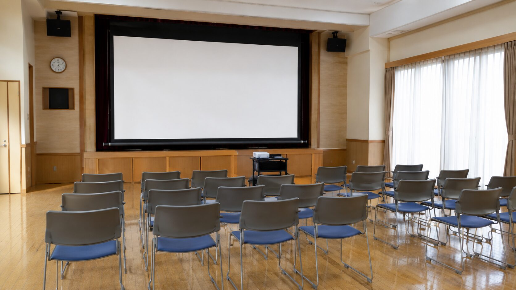 公民館ホールに設営された上映用スクリーンと客席